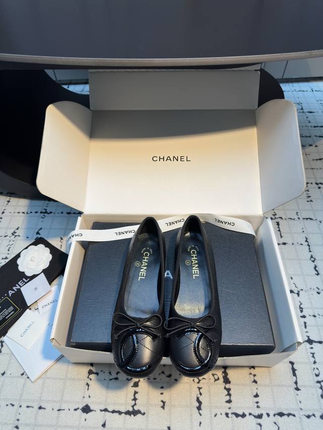 Chane* 25Ss康鹏中古平底芭蕾舞鞋香奶奶芭蕾舞鞋 优雅永不过时 购物分享来啦！经典芭蕾舞鞋。 经典黑白配色，标志性双C 1Og。 吸睛又别致。穿上脚舒适