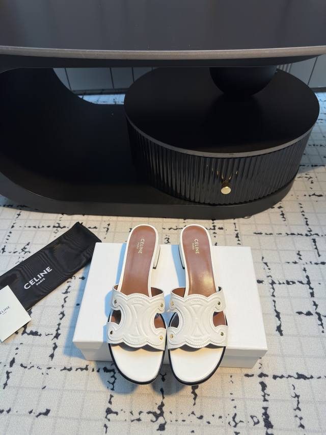 Celine 2025夏季新款凯旋门平底一字拖满满的法式浪漫风情话说H拖遍地都是夏天但凯旋门能让你与众不同鞋型整体就很轻便自重很轻春姑娘开始躁动~随意搭配小裙子