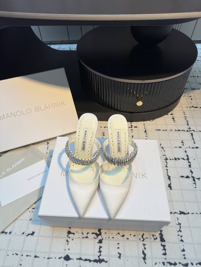 Manolo Blahnik 2025夏季最新真丝施华洛世奇水钻高跟凉鞋！超精致一比一零离距打造！用最好料材打造最好鞋子！材料：意大利进口真面丝料内里：顶级羊皮