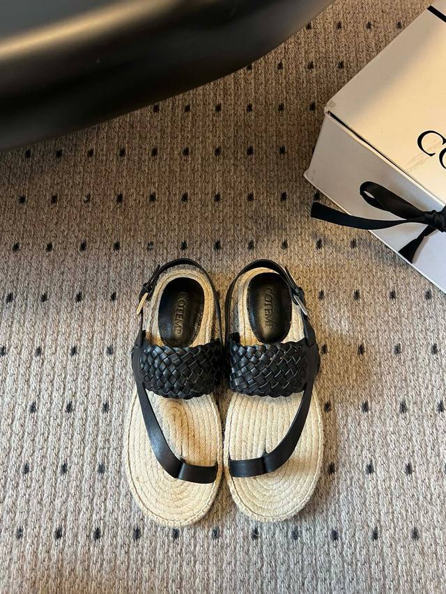 Cotem* 25Aw 新品手工编织凉鞋 麻绳底带着自然松弛感 编织皮面又添几分精致酷调 慵懒又带点野生时髦 是能从街头穿到海边的风格“万能搭” 把随性与时髦糅
