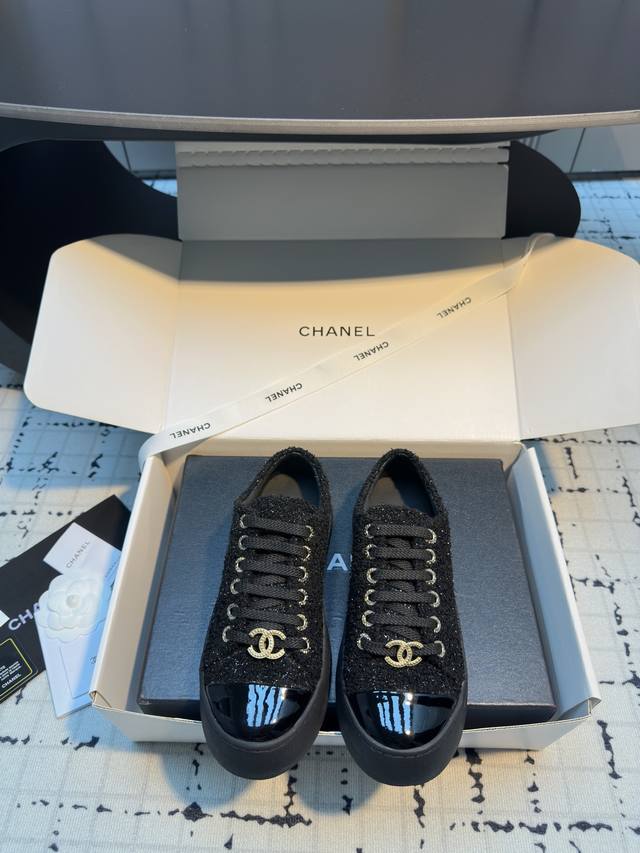 代购级Chanel 25 休闲厚底大头鞋鞋面是光泽感十足的摔纹皱漆皮，质感拉满。鞋底微微外扩，增加可爱元素的同时，走路也超稳，小个子的福音实锤了♀而且它超百搭，