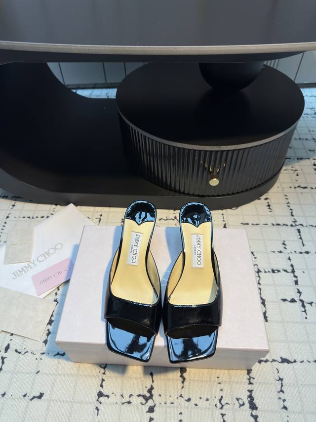 Jimmy Choo｜吉米周经典高跟拖鞋真的是看一眼就爱上的程度 丝毫不夸张 设计显秀气上脚贼好看 特别精致！面料采用进口小羊皮内里踮脚混种羊皮意大利进口真皮大