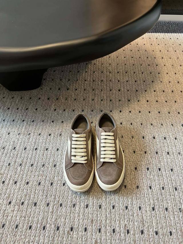 Rick Owens 25 经典难忘帆布鞋易烊干玺街拍同款 这两年热度很高了，穿着舒适度还行．简简单单好搭，衣柜里都能配 鞋子真的好舒服 暴走不累 百搭时尚的款