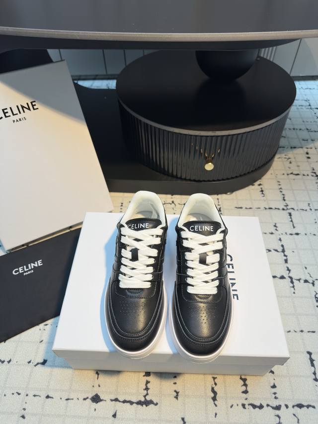 Celine 思琳经典春夏厚底增高小白鞋Celine矮子乐厚底小白鞋 简洁大气+干净秀气 鞋面很多透气孔～舒服透气～增高厚底看着底很厚～但上脚后会发现很自然～完