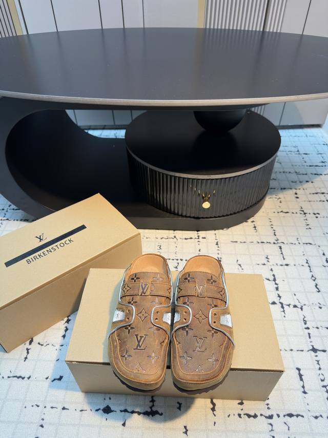 Louis Vuitton × Birkenstock联名合作款Boston包头软底拖鞋Lv 勃肯穆勒拖鞋万年经典勃肯软底拖鞋强势推出，一个品牌就是一个鞋子类型