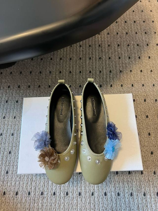 代购级小众品牌 Paloma-Wool 2025春夏新款花朵芭蕾舞鞋铆钉平底单鞋超级漂亮，为花而生的芭蕾鞋，可Diy搭配。这款鞋设计也很有小心思，鞋子四周可随意