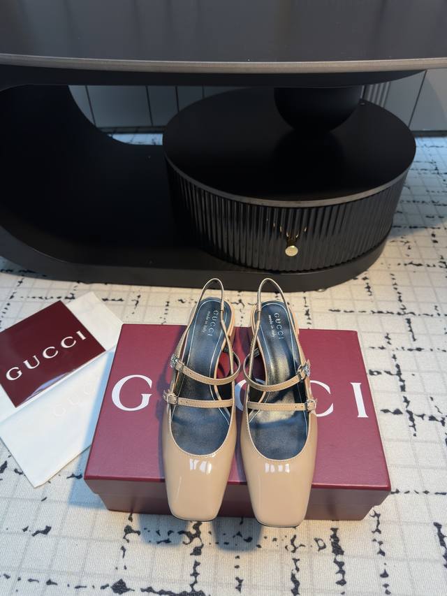 Gucci2025夏季新款扣带双Ｇ水晶钻扣粗跟凉鞋玛丽珍凉鞋经典双G标闪耀，时尚百搭又不失个性，轻松适配各种休闲场合！纯净白款，精致水钻点缀，尽显优雅气质，是出