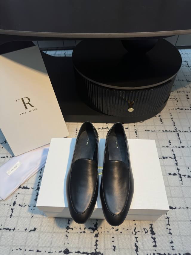 The Row 25Ss 春夏季新款 乐福鞋 单鞋 第一眼看到这个鞋子就爱上了，带点复古味随意搭配都好看！各大网红博主都在穿它，整个鞋子非常柔软，好穿不磨脚。简