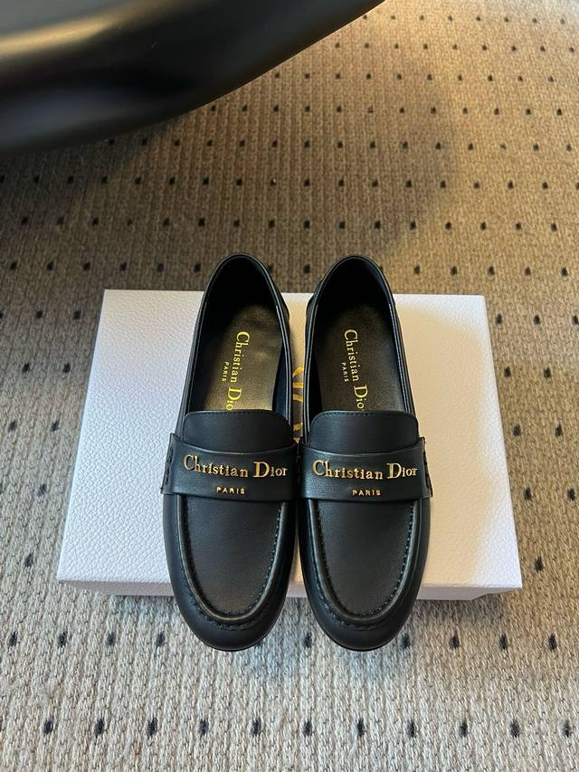 Dio* 25Ss 春夏新款Dior圆头平底乐福鞋这款 My Dior 露跟高跟鞋是2025春夏成衣系列新品，精致优雅。采用牛皮革精心制作，尖头设计，点缀以金色