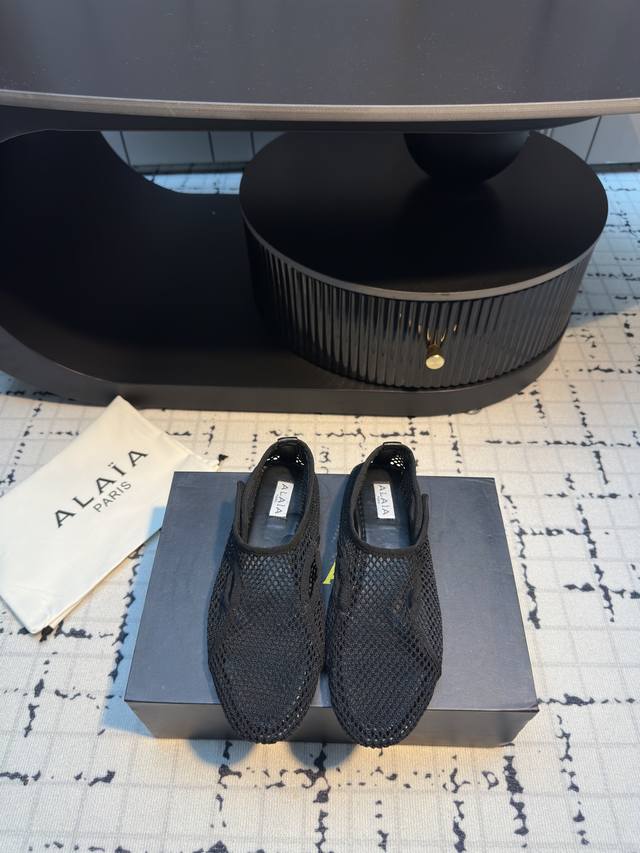 代购级Alaia 25Ss 春夏季新款 明星同款 穿搭万金油 网面魔术贴单鞋轻盈透气 夏日松弛美学透气网面日月光倾泻交织出若隐若现的透感美学网面设计 呼吸感拉满