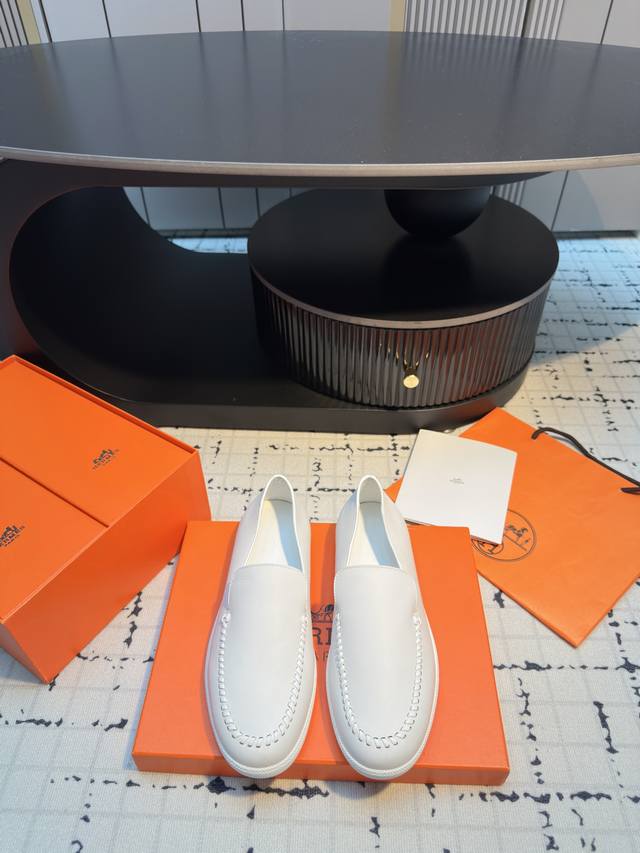 HermèS 爱马仕25Wf新品复古情侣款乐福鞋爱情 是岁月长河里的熠熠星辰而这双乐福鞋则是这浪漫故事里的精致注脚经典的乐福鞋型 融入爱马仕独特的设计美学简约却