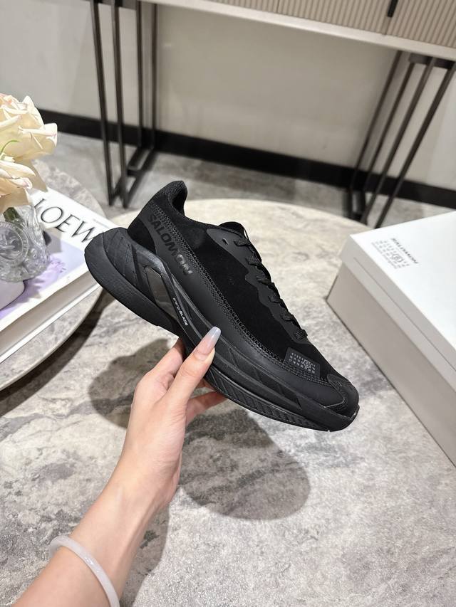 Mm6 X Salomon Spectur 2是Mm6 Maison Margiela与Salomon合作的2025秋冬系列鞋款，以公路跑鞋Spectur 2为