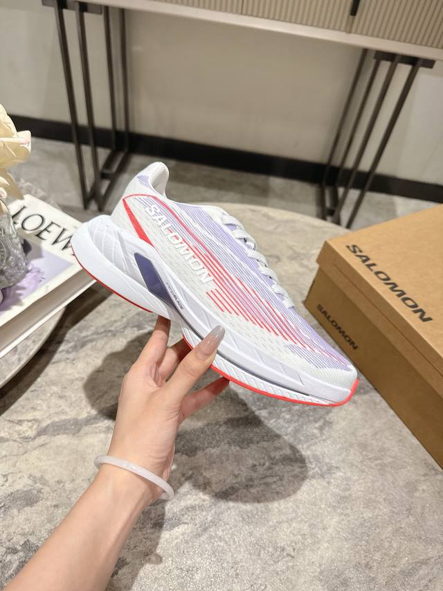 Mm6 X Salomon Spectur 2是Mm6 Maison Margiela与Salomon合作的2025春夏系列鞋款，以公路跑鞋Spectur 2为