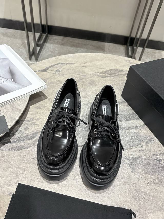 Alexander Wang 厚底鞋，乐福鞋，系带马丁靴，短靴~~大王这双厚底乐福鞋绝对是腿精必备神器显高显瘦，黑色经典百搭王~~高光皮面搭配激光Logo，绑带