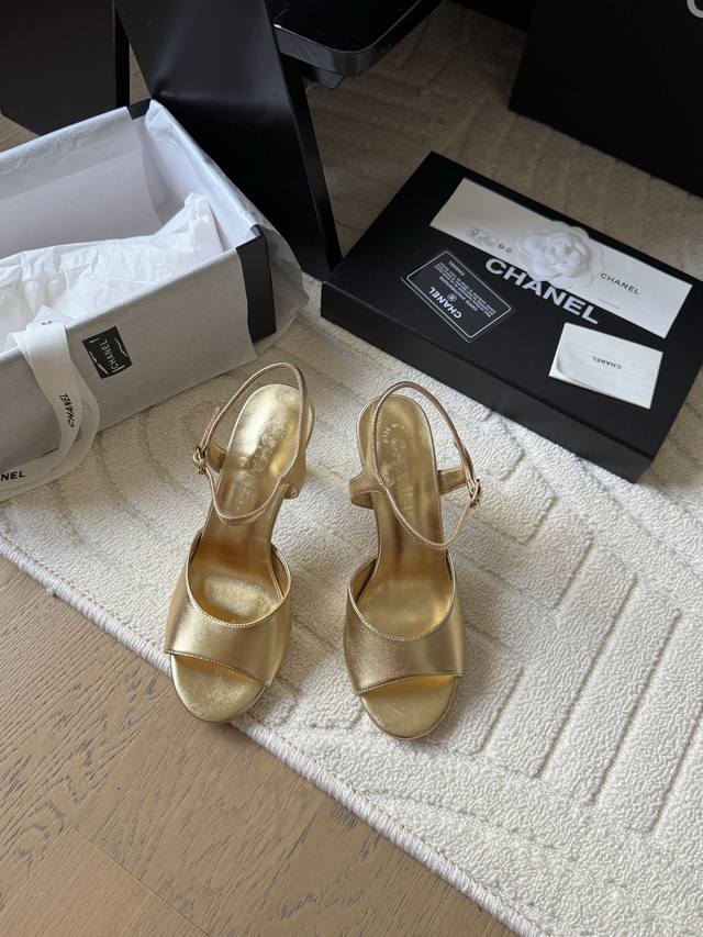 Chanel 25C新款鱼嘴凉鞋系列简约而不简单的款，上脚特别显脚细。鞋面定制面，内里垫脚羊皮，加厚真皮大底。Size:35-39 其它码数定做