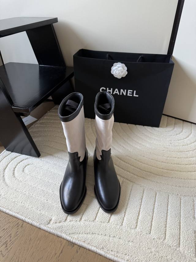 Chanel 25C新款长靴这双最新款的靴子太好看啦最上面筒靴旁边的小Logo给整体增加了小细节～国内还没上新 先买先穿啦鞋面羊京 牛皮 内里羊皮 真皮大底Si