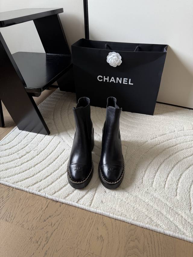 Chanel 25K秋冬新款链条马丁短靴这双最新款的靴子太好看啦最上面筒靴旁边的小Logo给整体增加了小细节～國內還沒上新 先買先穿啦鞋面牛皮 内里羊皮 原版大