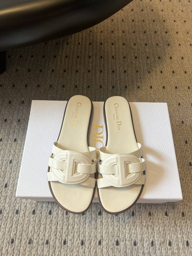 顶级版本 Dior 25Ss 新款Cd标志平底拖鞋以简约优雅的设计重新诠释经典款式。鞋面精致的金色调叠层牛皮革饰带点缀以交叉 Cd 标志。加垫皮革内底穿着舒适，