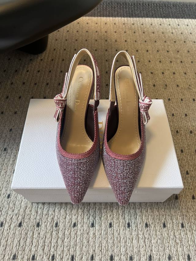 顶级版本 J‘Adior 露跟高跟鞋来自 Dior Or 限定系列，是彰显 Dior 精湛工艺的典范之作。采用棉质面料精心制作，造型优雅，通体饰以紫色金属光泽线
