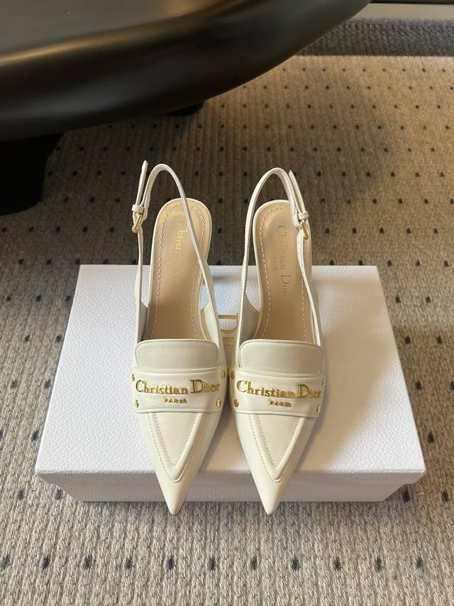 顶级版本 Dior 25Ss 春夏新款Dior尖头高跟后空凉鞋这款 My Dior 露跟高跟鞋是2025春夏成衣系列新品，精致优雅。采用牛皮革精心制作，尖头设计