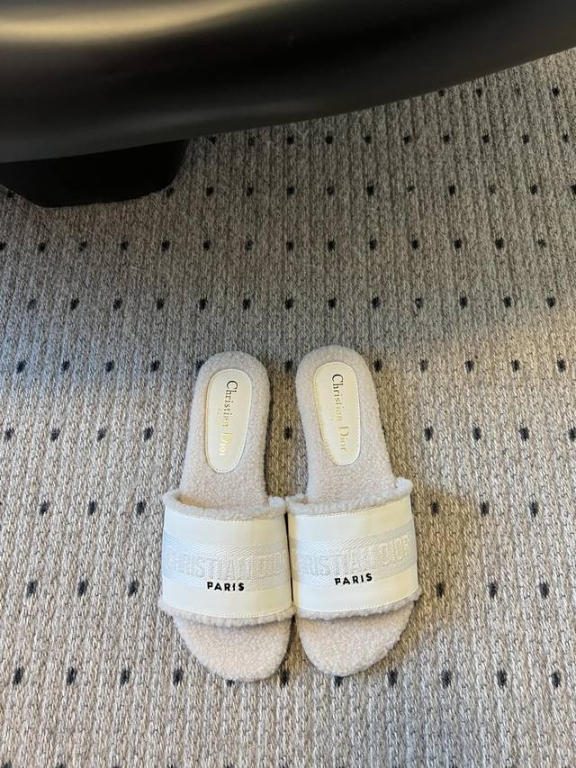 顶级版本 Dior 24 迪奥皮面冲孔字母拖鞋这款 Dway 棉质凉拖款式经典，饰以本系列的特色淡粉色 Miss Dior Allover 图案，灵感源自马克