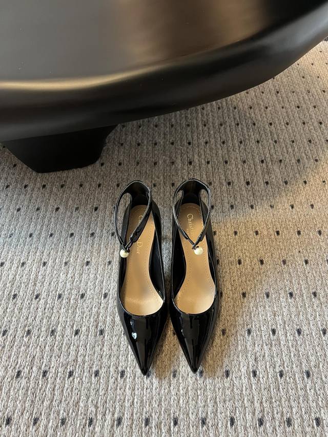 顶级版本 Dior 迪奥 25 春夏走秀尖头单鞋Cd明星同款时尚尖头珍珠字母Logo五金扣高跟单鞋 市面顶级高端版本材质:原版定制进口牛漆皮鞋面+水染羊皮内里垫