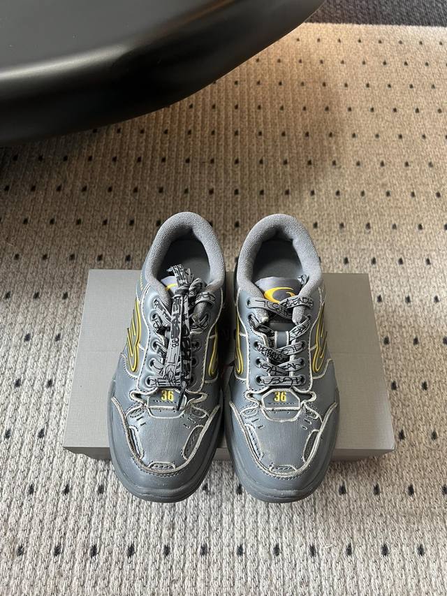 顶级版本 Balenciaga 巴黎世家 最新款情侣款 休闲运动鞋原版购入开发 做货 巴黎世家这款全鞋都订满了订书钉，这双鞋特点可以用三个关键词概括：复古，阔型