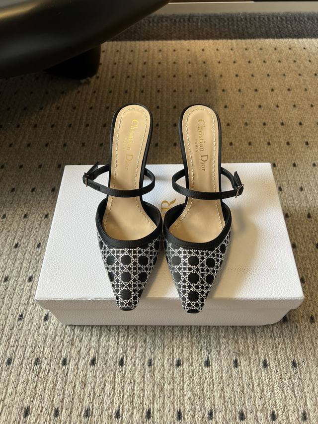 顶级版本 Dior 25Ss 新款 水钻尖头穆勒凉拖高跟迪奥的设计风格既保持了经典的法式优雅，又不失现代感。品牌擅长运用柔和的色彩、精致的剪裁以及细腻的装饰，打