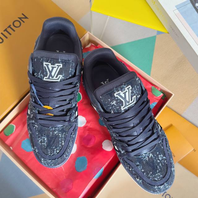 顶级版本：情侣款 Lv Trainer路易威登 驴牌 L家 情侣款 休闲 运动鞋 滑板鞋原版购入开发 做货 本款 Lv Trainer 运动鞋为光滑牛皮革描绘