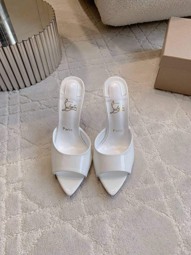 出厂价P Christian Loubouti* 新款鱼嘴高跟拖鞋 流畅的曲线勾勒曼妙风情 尽显性感风姿 万年经典款 鞋面小牛皮 内里垫脚羊皮 原版进口Ar1顶