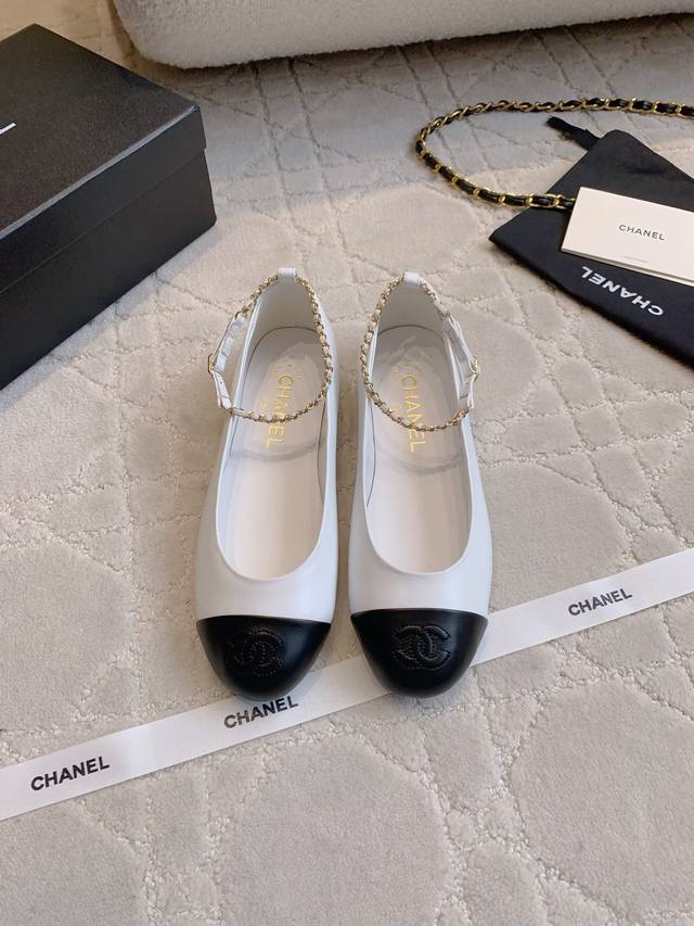 出厂价P Chane* 新款脚链平底鞋 柔软舒适超好穿 链条脚链装饰 经典元素高级感满满！ 鞋面超软小羊皮 内里垫脚羊皮 意大利真皮大底 码数35-39 40