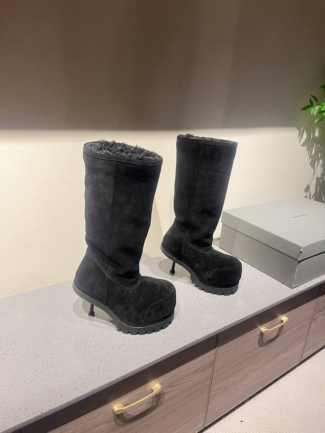 最高版出厂 Balenciaga 巴黎世家新款大头高跟雪地靴巴黎世家解锁La大秀Oversized在巴黎世家已经不是不够显眼了，但是搭配厚重好的雪地靴主打一个行