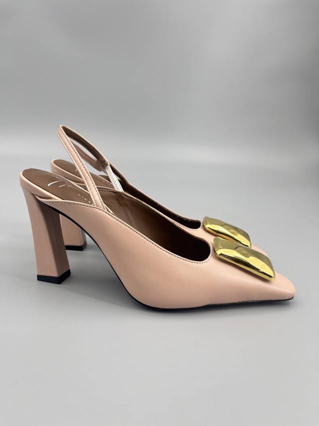 Giuseppe Zanotti 金属扣方头一字带后空时装走秀凉鞋Gz斩男又斩女的高跟鞋 爱了不愧是最懂女人的品牌 上新即售空尤其是侧面线条设计流畅自然还很显瘦