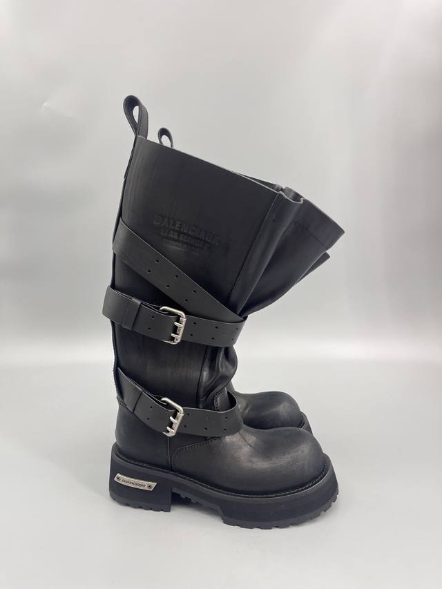 15寸顶级原单 被问爆了巴黎世家Balenciaga毒液靴终于出了宝子们，时尚界永远不缺惊艳之作，而Balenciaga毒液靴绝对是其中的佼佼者。上衣选短款露脐