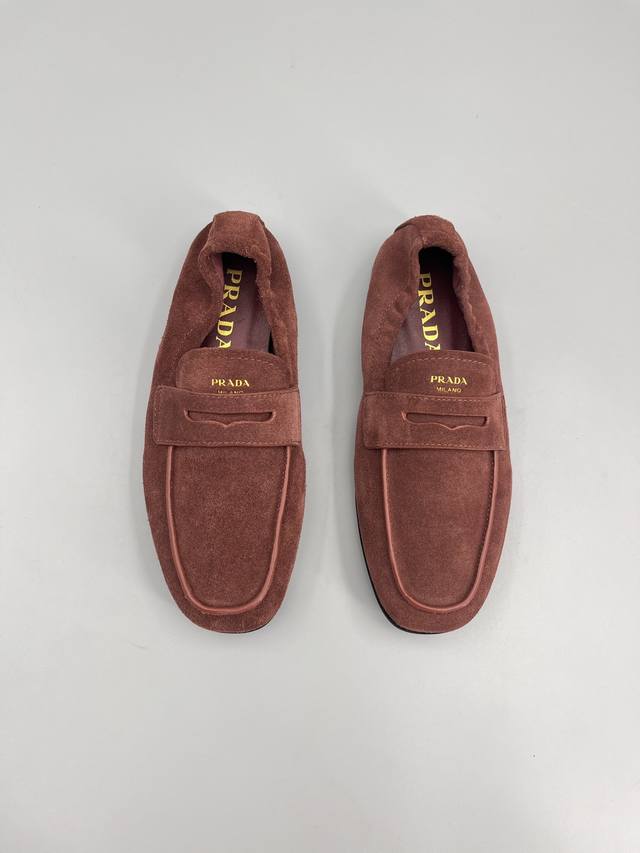 Prada26早春 走秀小皮鞋 各路博主着用全新一季做旧系列上脚尤为惊艳到你的一款闭眼入都是不会后悔 搭配还是可咸可甜 Zp开发鞋型、订制颜色 鞋面：定制进口羊