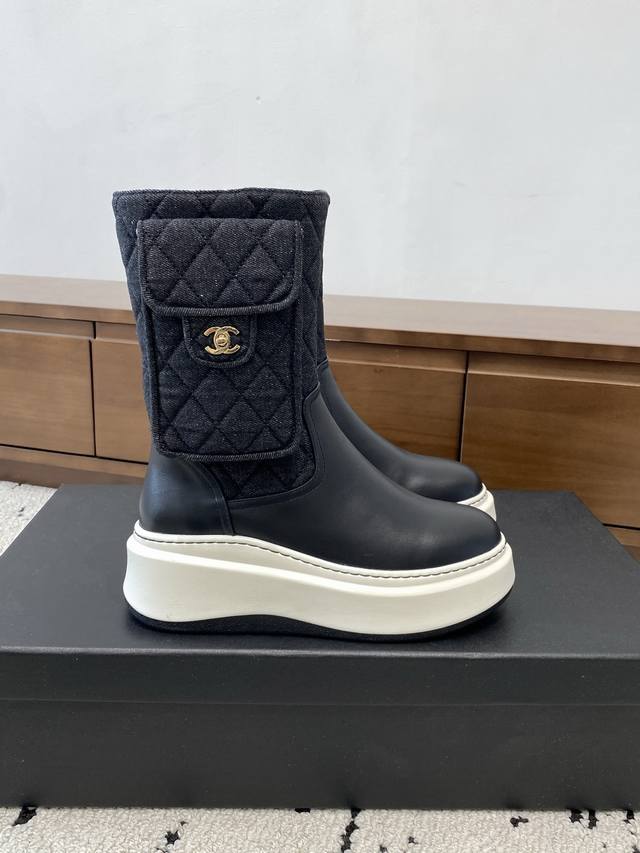 Chanel 2025S秋冬系列厚底高短靴，高筒和矮简两款分别用进囗牛皮打造，外增高度5Cm超显腿长，靴简沿用了香奈儿的经典菱格纹，加上可打开装小东西的小包包，