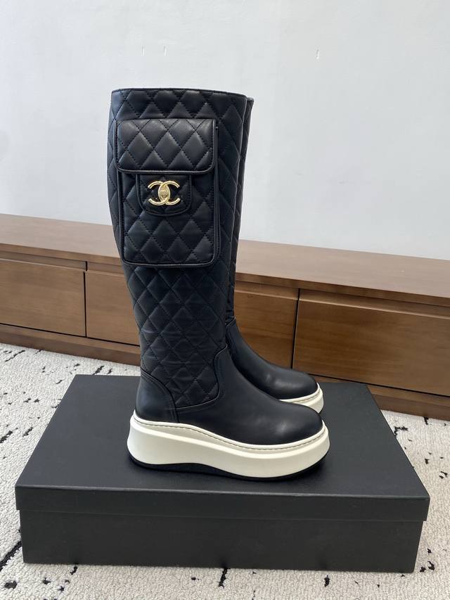Chanel 2025S秋冬系列厚底高短靴，高筒和矮简两款分别用进囗牛皮打造，外增高度5Cm超显腿长，靴简沿用了香奈儿的经典菱格纹，加上可打开装小东西的小包包，