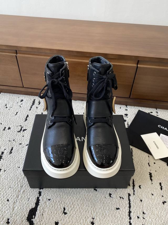 Chanel 2025S秋冬系列厚底短靴，用进囗牛皮打造，外增高度5Cm超显腿长，靴简沿用了香奈儿的经典菱格纹，加上了今年流行的太阳扣，小美美特别喜欢，这是香奈