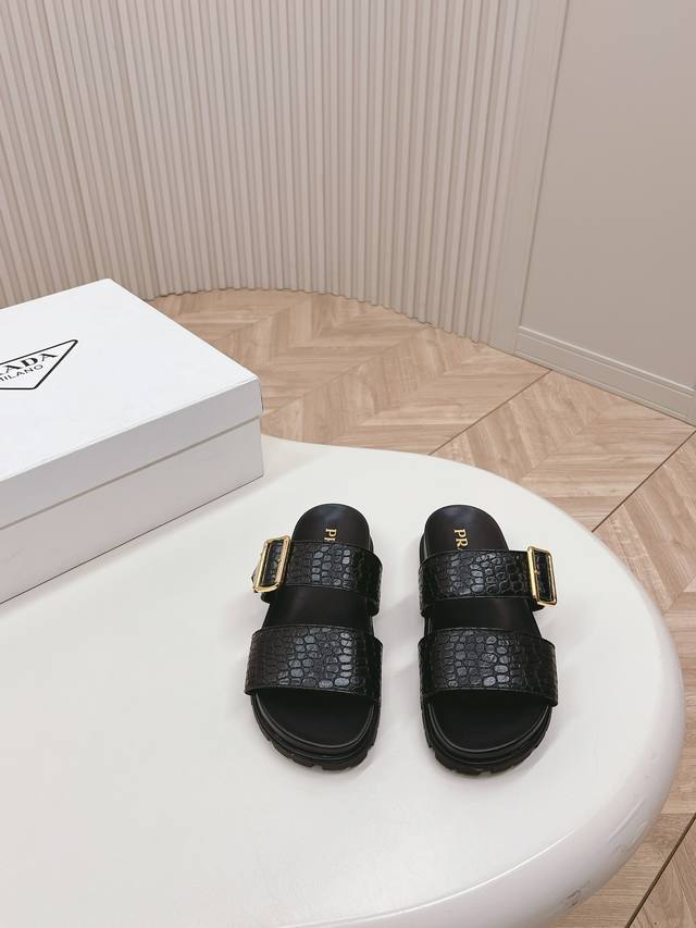 出 新皮面新色系 Prada 普拉达 春夏新款拖鞋 厚底拖鞋 舒适度与时髦度并存 设计搭配不同风格需求！ 鞋面：牛加 内里: 羊皮内里垫脚 大底：开模防滑大底