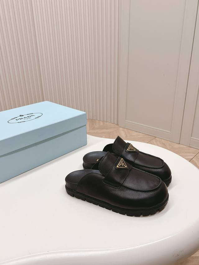 出 最新系列！Prada 普拉达 春夏新款凉鞋 三角扣面包包头半拖鞋 最新走秀系列 经典升级 舒适度与时髦度并存 每个颜色搭配都好看，设计搭配不同风格需求 鞋面