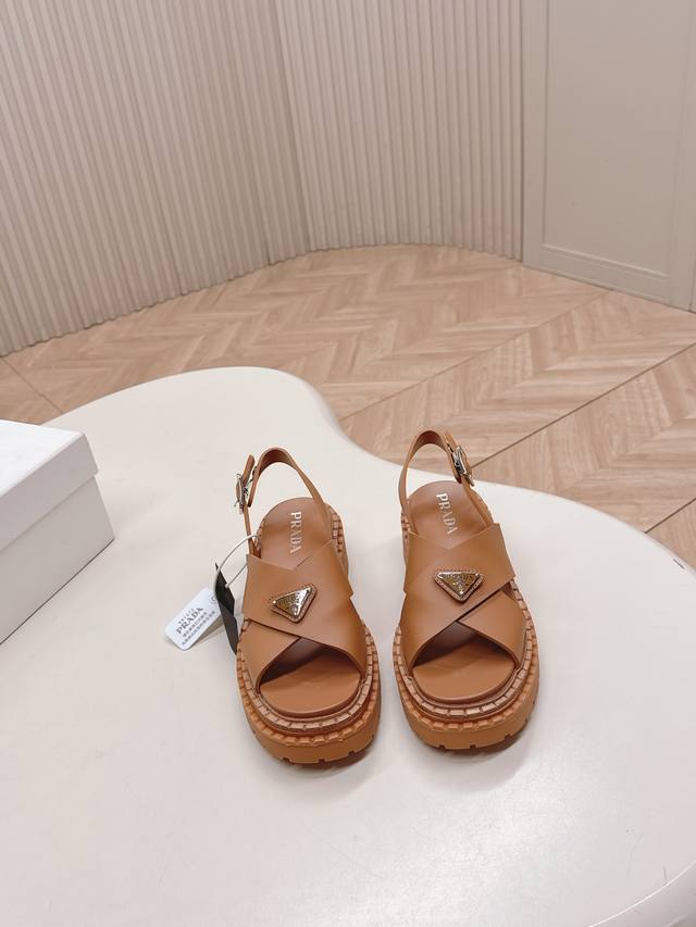 出 Prada 普拉达2025春夏新款凉鞋 罗马厚底凉鞋 拖鞋 最新走秀款，经典升级 舒适度与时髦度并存 每个颜色搭配都好看，设计搭配不同风格需求 鞋面：原版定