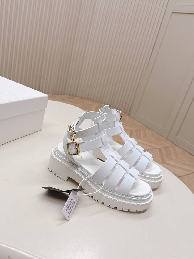出高帮 Prada 普拉达2025春夏新款凉鞋 罗马厚底凉鞋 拖鞋 最新走秀款，经典升级 舒适度与时髦度并存 每个颜色搭配都好看，设计搭配不同风格需求 鞋面：原