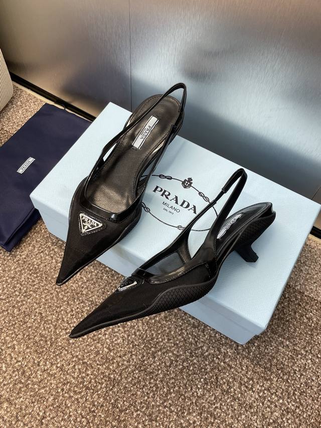 工厂P价P Prada 2025 春夏走秀新款高跟尖头后空女鞋 普拉达标志性字母Logo三角标徽章扣果冻色细跟拼色凉鞋 材质:鞋面进口透气网眼科技面料+水染羊皮
