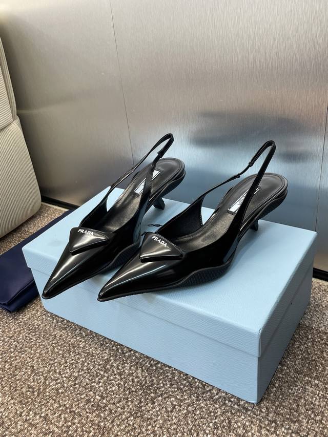 工厂P价P Prada 2025 春夏走秀新款高跟尖头后空女鞋 普拉达标志性字母Logo三角标徽章扣果冻色细跟拼色凉鞋 材质:鞋面进口开边珠小牛皮+水染羊皮内里