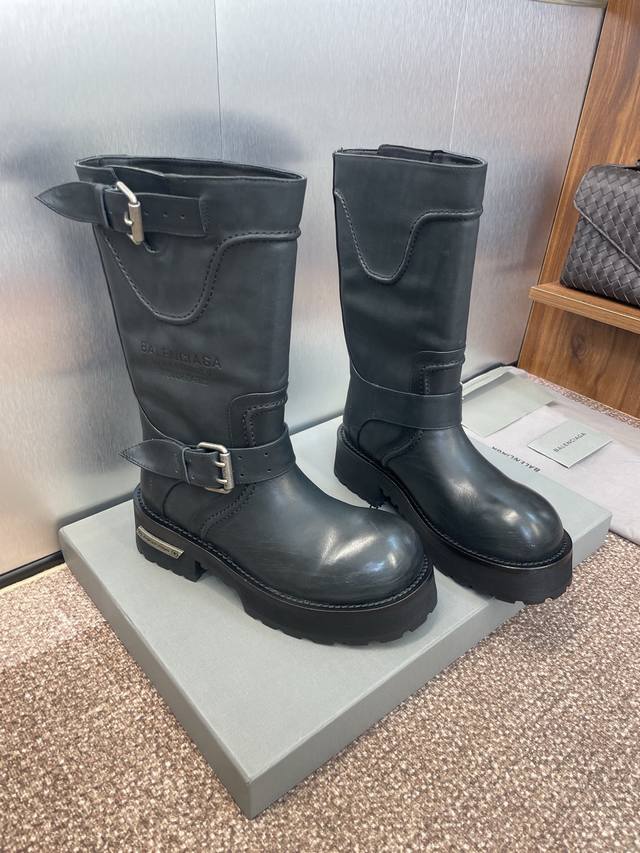 工厂P价P：女码 男码460Balenciaga 2025秋冬情侣新款毒液Venom厚底朋克风格机车女短靴 巴黎世家字母Logo五金皮带扣低跟骑士靴材质:鞋面定