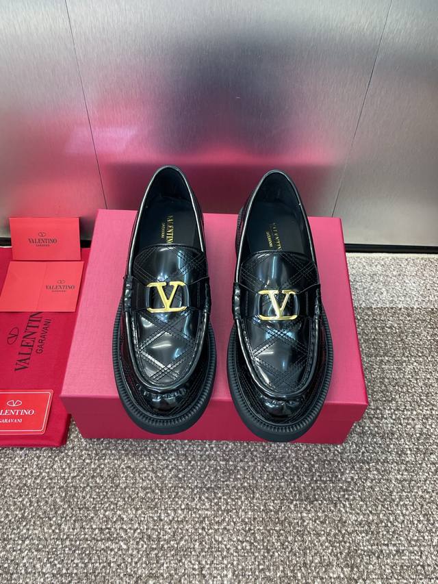 工厂P价P Valentino 2025秋冬系列新款女鞋 华伦天奴厚底菱格电绣字母Logo五金扣低跟圆头乐福单鞋 材质：鞋面原版定制小牛皮 牛漆皮+水染牛皮内里