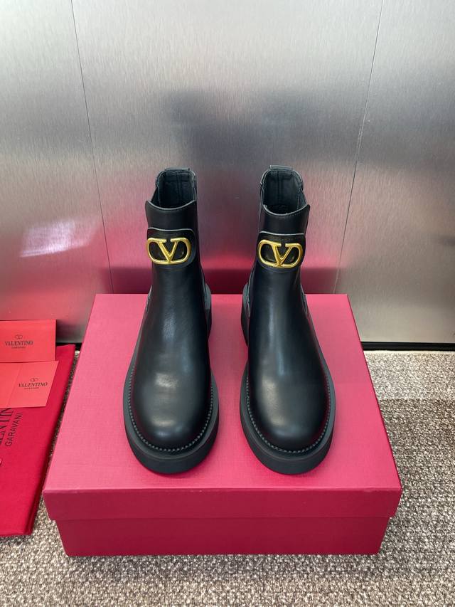 工厂P价P Valentino 2025秋冬系列新款切尔西女靴 华伦天奴朋克风厚字母Logo五金扣低跟圆头机车骑士短靴材质：鞋面原版定制小牛皮+水染牛皮内里+原