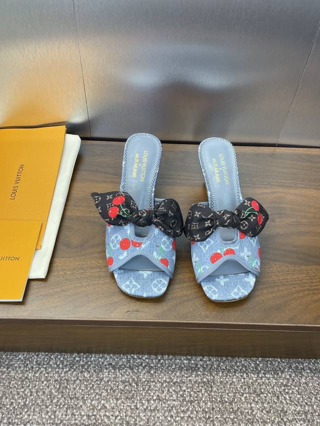 Louis Vuitton 2025春夏新款樱桃跟果冻色女鞋 Lv 字母Logo蝴蝶结方头拼色凉拖鞋材质：鞋面进口环保透气老花牛仔布+水染羊皮内里+意大利真皮大