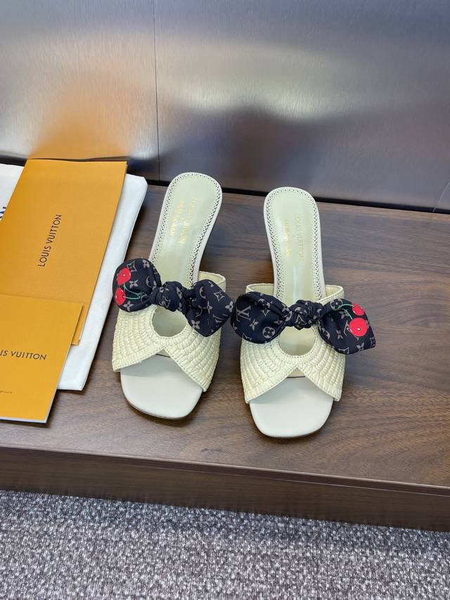 Louis Vuitton 2025春夏新款樱桃跟果冻色女鞋 Lv 字母Logo蝴蝶结草编方头拼色凉拖鞋材质：进口环保透气草编鞋面+水染羊皮内里+意大利真皮大底