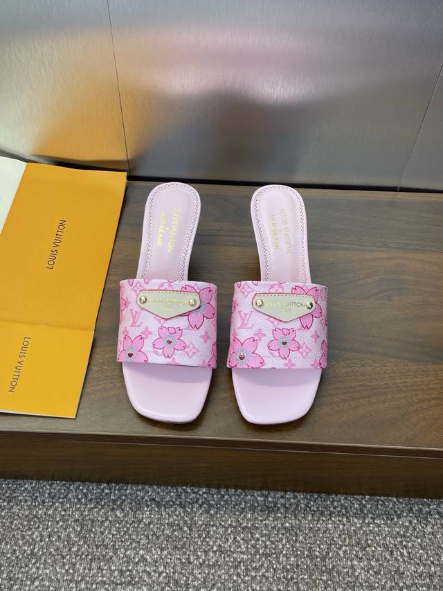 Louis Vuitton 2025春夏新款樱桃跟果冻色女鞋 Lv 字母Logo五金铆钉皮扣方头拼色凉拖鞋材质：鞋面进口环保透气老花牛皮+水染羊皮内里+意大利真